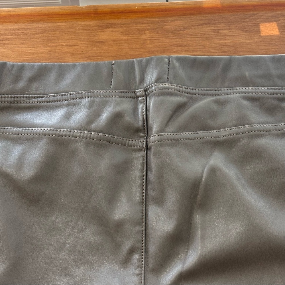 ❤️2/$15 or 3/$21❤️Abercrombie & Fitch Taupe Faux Leather Leggings, Size M - Picture 7 of 10